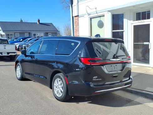 Used 2025 Chrysler Pacifica Select FWD image 7