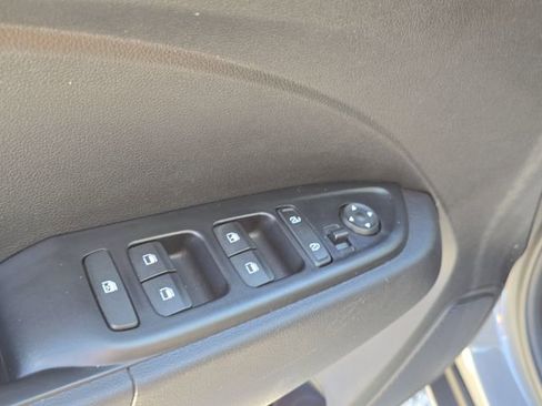 Used 2023 Hyundai Venue SE image 19