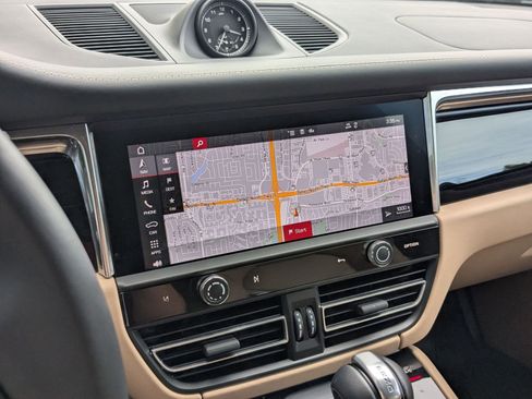 Certified 2026 Porsche Macan AWD/4WD image 17