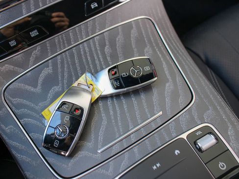 Used 2022 Mercedes-Benz E 350 Sedan w/ AMG Line Exterior image 37