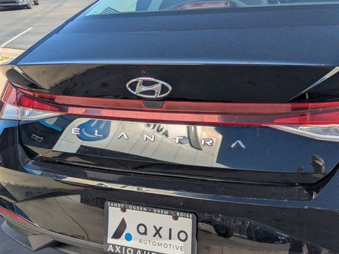 Used 2023 Hyundai Elantra SE FWD image 5