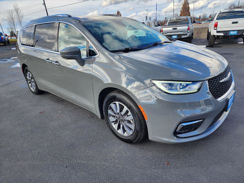 Used 2021 Chrysler Pacifica Touring-L image 3