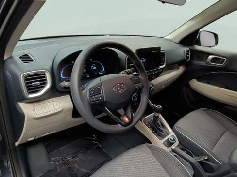 Used 2025 Hyundai Venue Limited FWD image 14