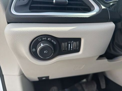 Used 2024 Chrysler Pacifica Touring-L FWD image 15