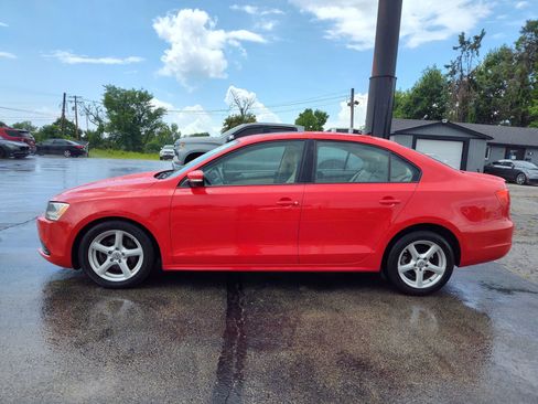 Used 2012 Volkswagen Jetta TDI w/ TDI Appearance Pkg FWD image 2