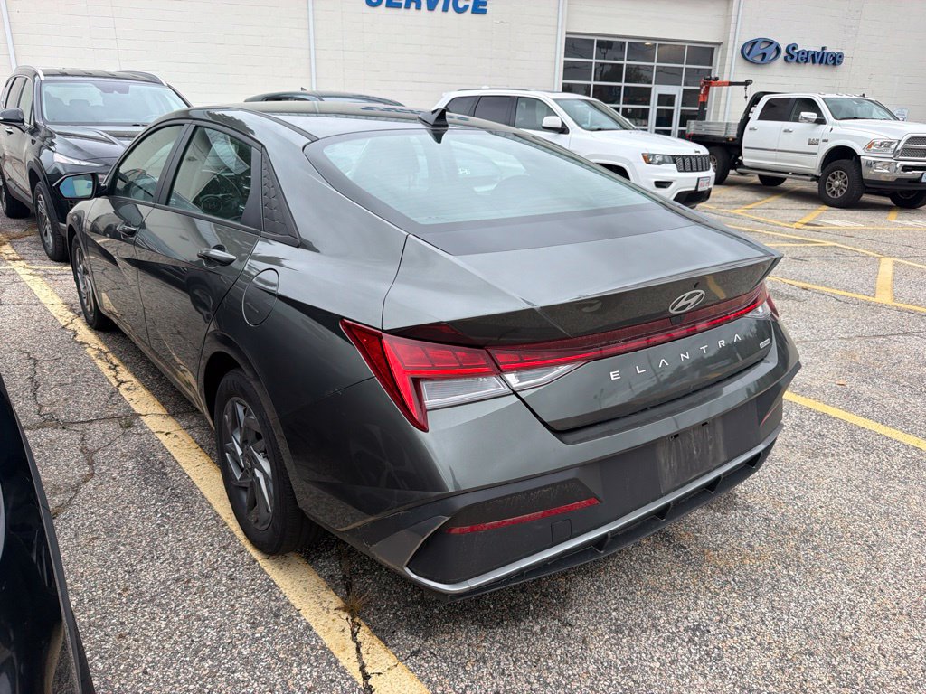 Used 2024 Hyundai Elantra Blue FWD image 2