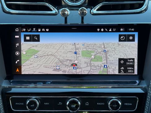 Used 2022 Bentley Bentayga AWD/4WD image 27