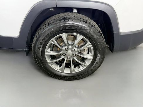 Used 2019 Jeep Cherokee Latitude Plus w/ Cold Weather Group AWD/4WD image 33