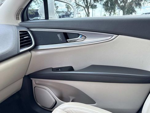 Used 2019 Lincoln Nautilus Select image 22
