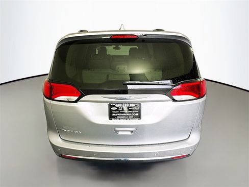 Used 2017 Chrysler Pacifica Touring-L Plus image 6