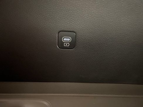 Used 2025 Kia Carnival FWD image 36