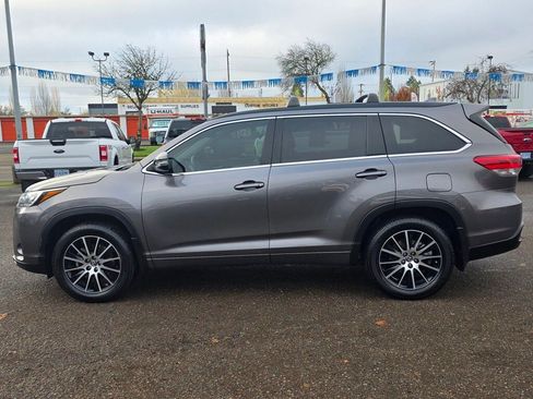 Used 2018 Toyota Highlander SE image 6