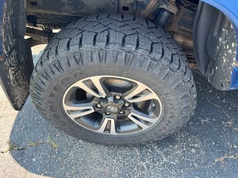 Used 2017 Toyota Tacoma TRD Sport AWD/4WD image 6