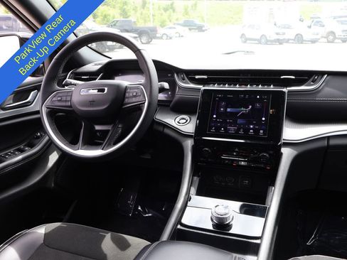 Used 2025 Jeep Grand Cherokee Altitude AWD/4WD image 13
