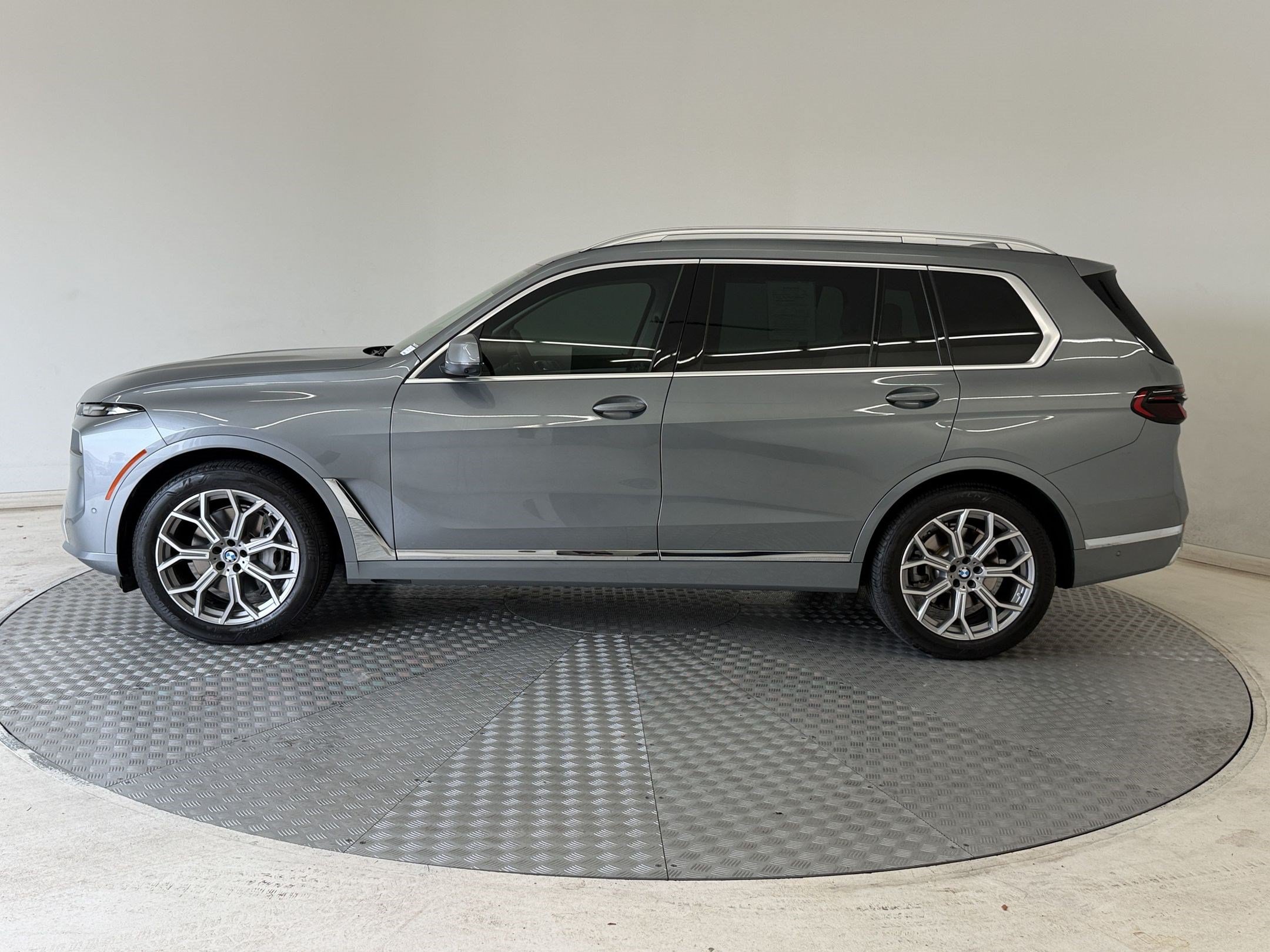 Used 2024 BMW X7 xDrive40i w/ Premium Package AWD/4WD image 2