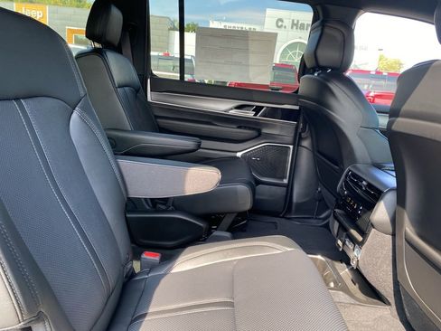 New 2025 Jeep Wagoneer Series II image 13