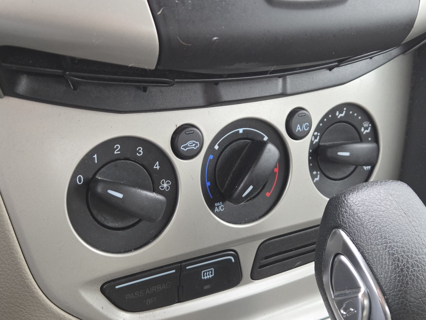 Used 2012 Ford Focus SE FWD image 27