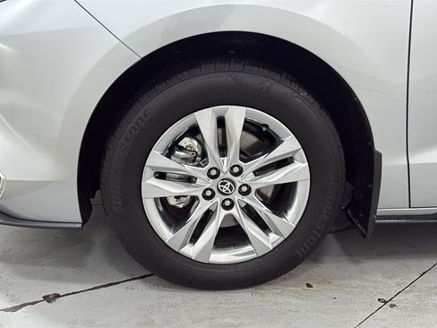 Certified 2025 Toyota Sienna Limited image 25