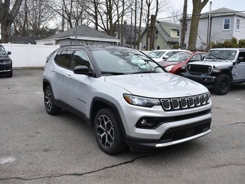 Used 2025 Jeep Compass Trailhawk w/ Trailer Tow Group AWD/4WD image 4