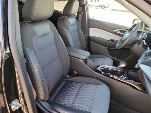 Used 2025 Chevrolet Trax LT FWD image 18