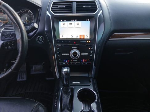 Used 2017 Ford Explorer Platinum image 3