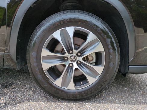 Used 2022 Toyota Highlander XLE FWD image 11