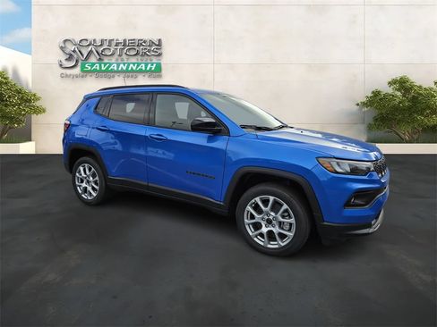 New 2025 Jeep Compass Latitude w/ Altitude Special Edition AWD/4WD image 7