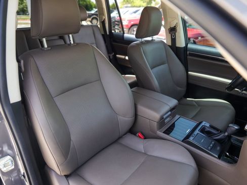 Used 2023 Lexus GX 460 Luxury w/ Accessory Package AWD/4WD image 32