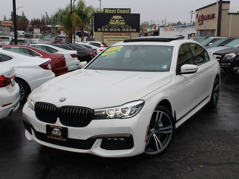 Used 2018 BMW 740i image 2