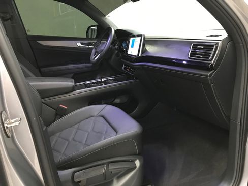 Used 2024 Volkswagen Atlas Cross Sport SE w/ Panoramic Sunroof Package AWD/4WD image 17