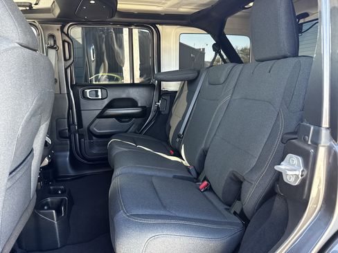 Used 2025 Jeep Wrangler Sahara image 38