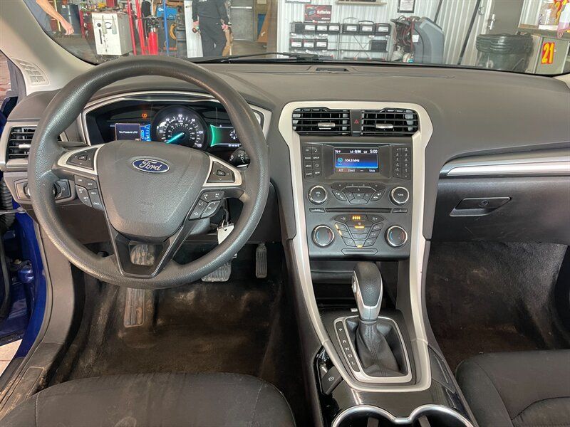 Used 2015 Ford Fusion SE FWD image 8