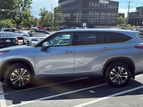Used 2021 Toyota Highlander XLE AWD/4WD image 6