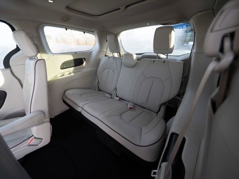 Used 2020 Chrysler Pacifica Limited w/ Advanced Safetytec Group image 24