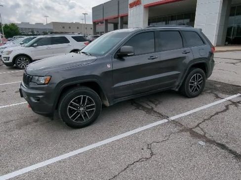 Used 2018 Jeep Grand Cherokee Trailhawk AWD/4WD image 2