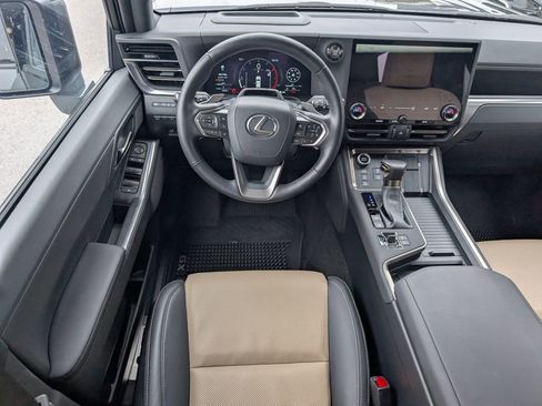 Used 2024 Lexus GX 550 image 3