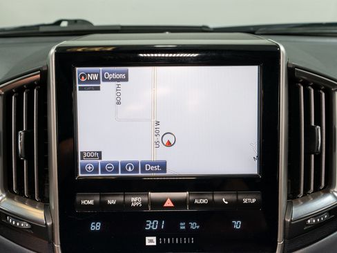 Used 2016 Toyota Land Cruiser image 17