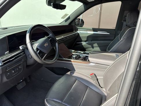 Used 2025 Cadillac Escalade ESV Premium Luxury RWD image 4