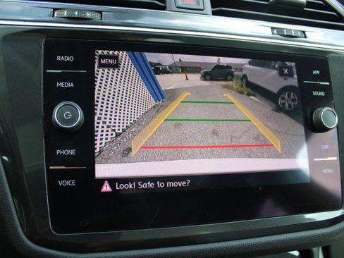 Used 2018 Volkswagen Tiguan SE w/ Panoramic Sunroof Package image 23