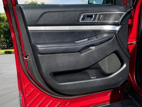 Used 2017 Ford Explorer XLT w/ Equipment Group 202A image 19
