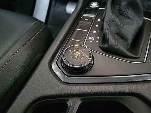 Used 2020 Volkswagen Tiguan SE w/ Panoramic Sunroof Package AWD/4WD image 26