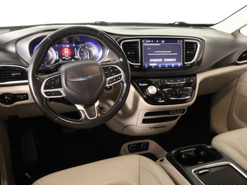 Used 2021 Chrysler Pacifica Touring-L FWD image 2