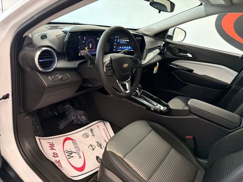 New 2026 Chevrolet Trax LT w/ LT Convenience Package FWD image 12