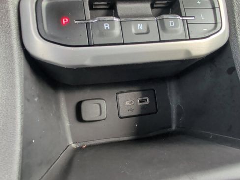 Used 2023 GMC Acadia SLE image 19