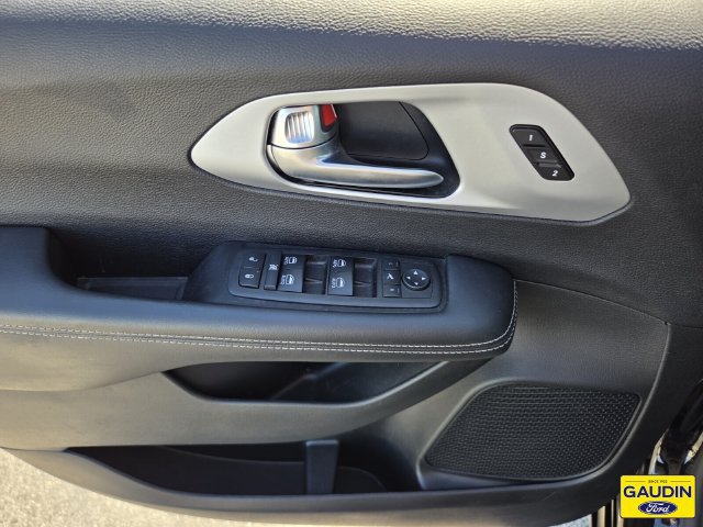 Used 2025 Chrysler Pacifica Limited FWD image 19