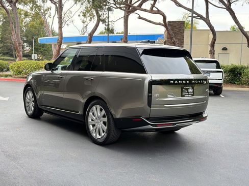 Used 2023 Land Rover Range Rover SE image 3