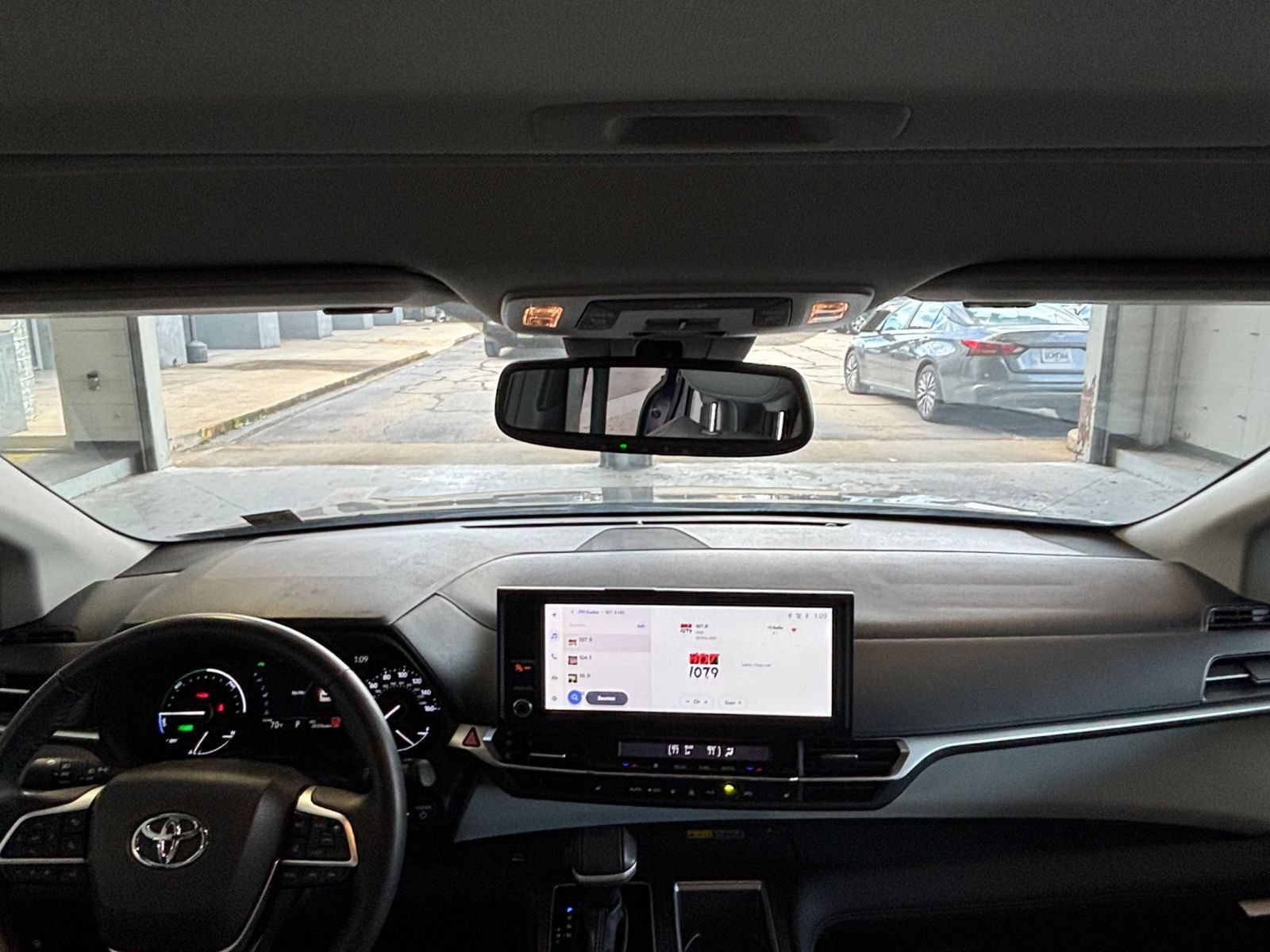 Used 2025 Toyota Sienna XLE FWD image 35