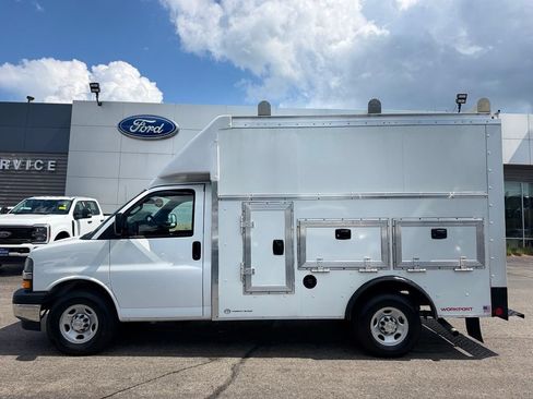 Used 2025 Chevrolet Express 3500 w/ Power Convenience Package RWD image 4