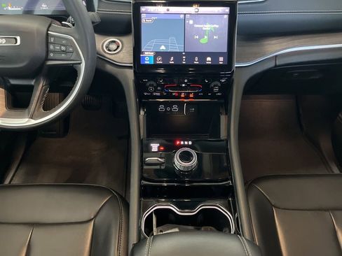 Used 2023 Jeep Grand Cherokee Limited image 10