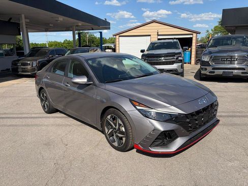 Used 2023 Hyundai Elantra SEL w/ Convenience Package FWD image 3